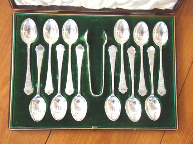 A beautiful cased set of 12 English silver plated teaspoons and a matching pair of sugar tongs circa 1900 — image 2